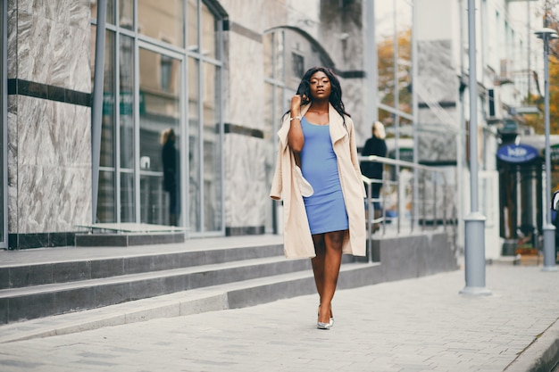 Femme noire debout dans une ville d&#39;automne