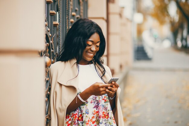 Femme noire debout dans une ville d&#39;automne