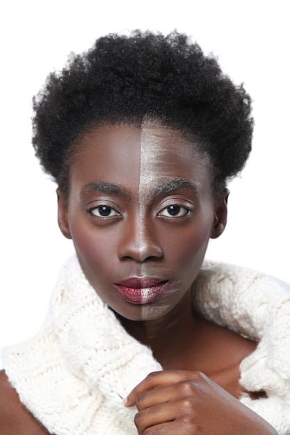 Photo gratuite femme noire avec demi-visage sur le maquillage, concept de beauté