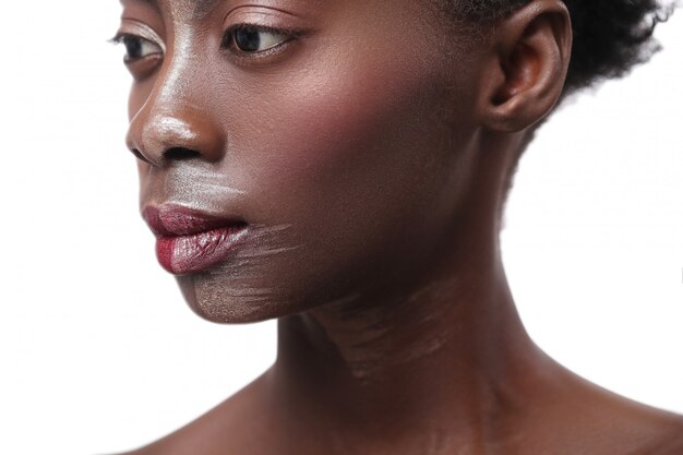Femme noire avec demi-visage sur le maquillage, concept de beauté
