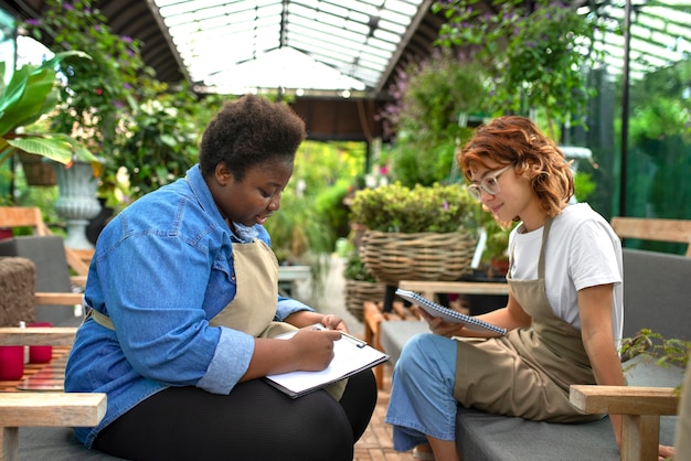 Photo gratuite femme noire exécutant un plan moyen d'affaires de fleurs