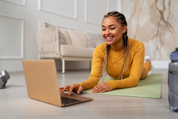 Photo gratuite femme noire faisant du fitness à la maison