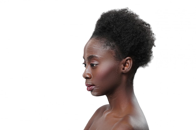 Femme noire nue de profil