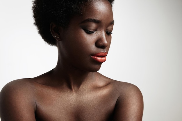 Photo gratuite femme noire à la peau idéale
