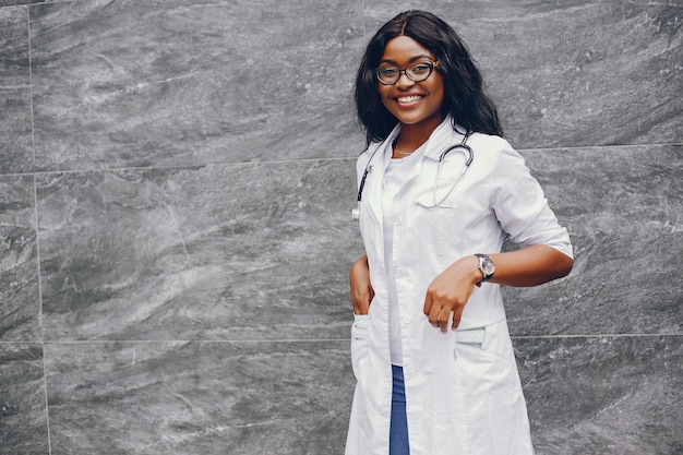 Femme noire avec stéthoscope