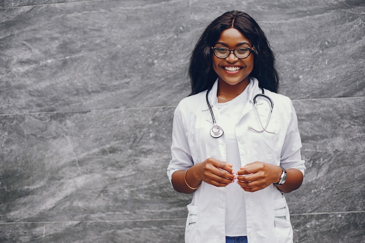 Photo gratuit femme noire avec stéthoscope