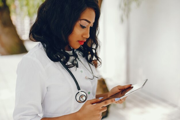 Femme noire avec stéthoscope