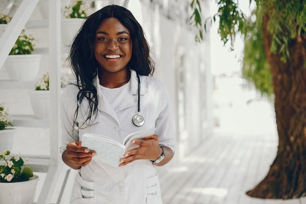 Femme noire avec stéthoscope