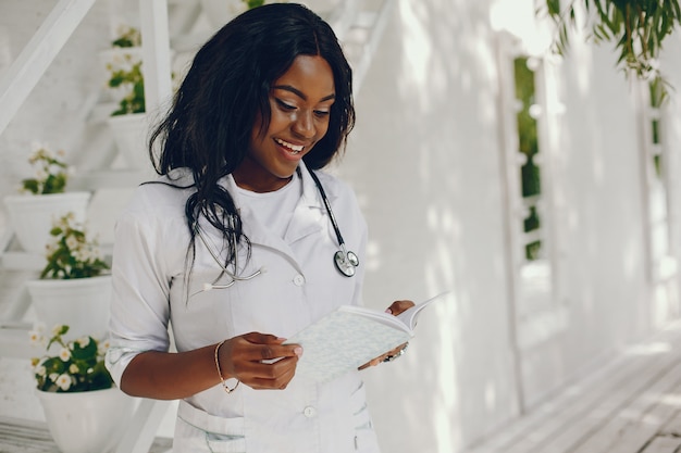 Photo gratuite femme noire avec stéthoscope