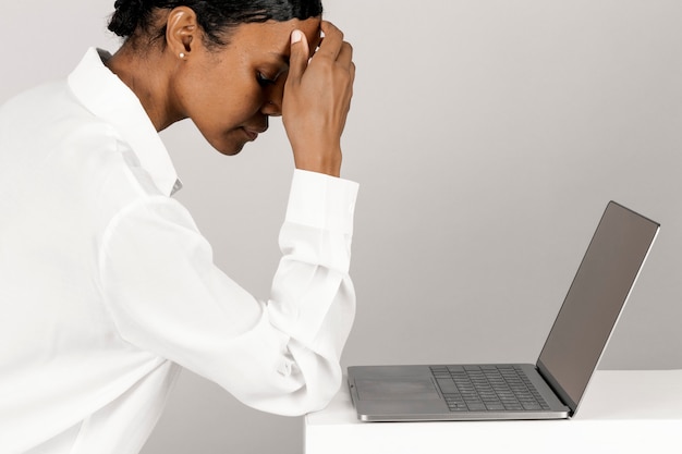 Photo gratuite femme noire stressée à l'aide d'un ordinateur portable