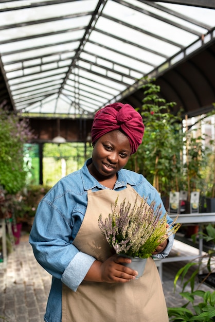 Photo gratuite femme noire à la tête d'une petite entreprise