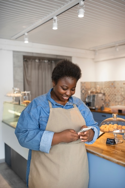 Photo gratuite femme noire à la tête d'une petite entreprise