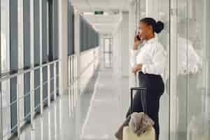 Photo gratuite femme noire avec valise à l'aéroport