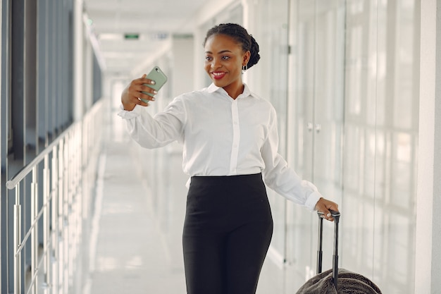 Photo gratuite femme noire avec valise à l'aéroport