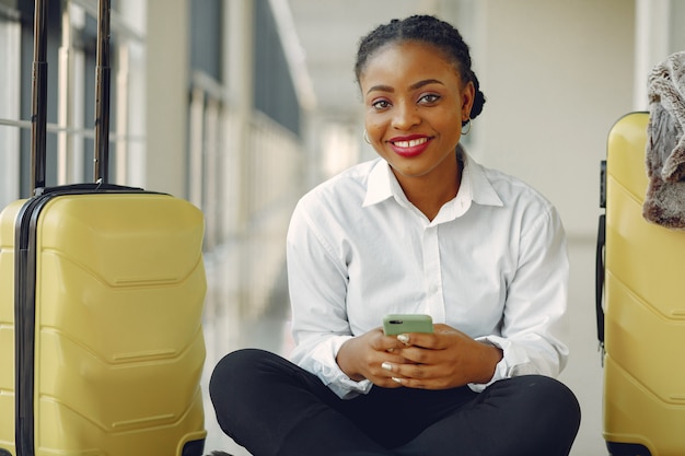 Photo gratuite femme noire avec valise à l'aéroport