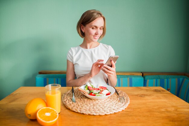 Femme avec nourriture