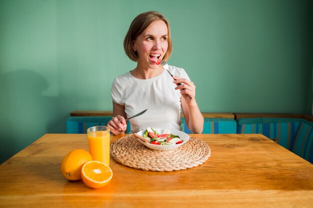 Femme avec nourriture