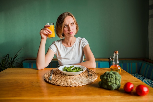 Femme avec nourriture