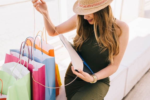 Femme avec nouveau sac à main