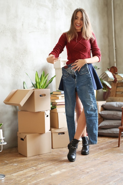 Photo gratuite femme à la nouvelle maison