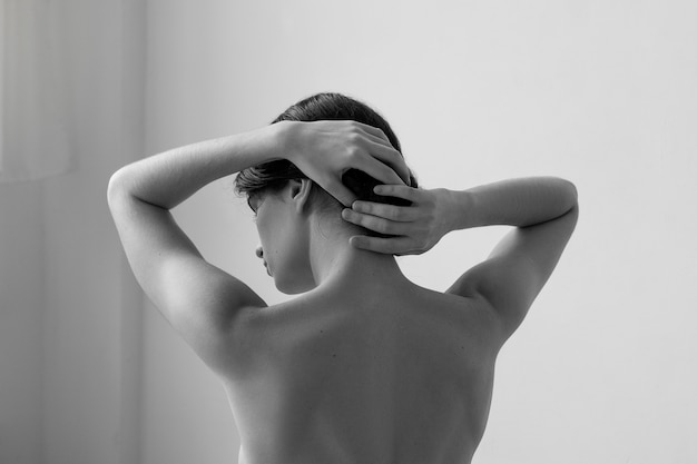 Femme nue artistique posant