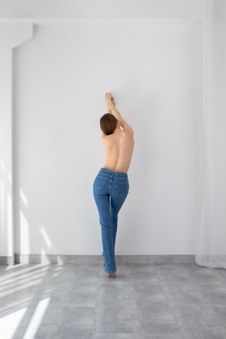 Photo gratuit femme nue posant en jeans plein coup