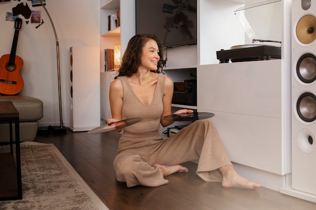 Photo gratuite femme numérique se déconnectant à la maison en écoutant de la musique sur vinyle