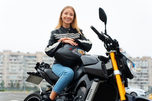 Photo gratuite femme obtenant un examen de conduite de moto