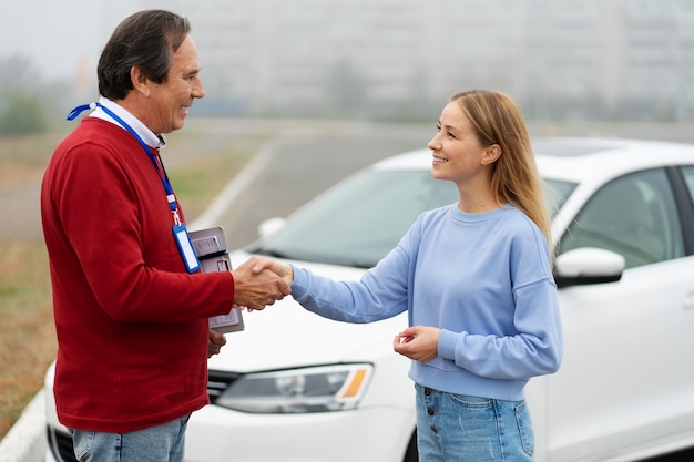 Femme obtenant son permis de conduire