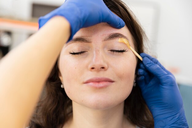 Femme obtenant un traitement des sourcils