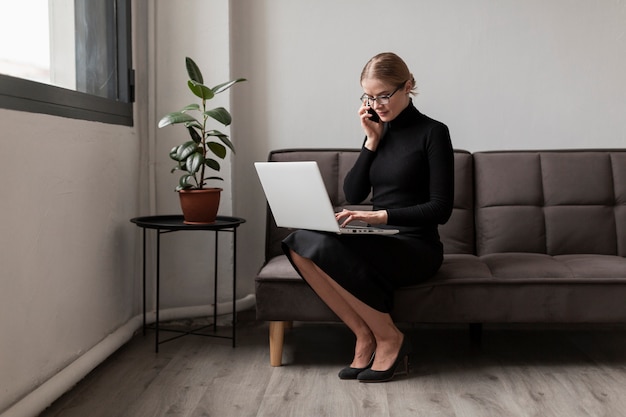 Femme occupée à angle élevé, parler au téléphone