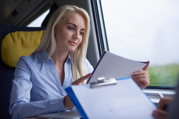 Femme occupée dans le train