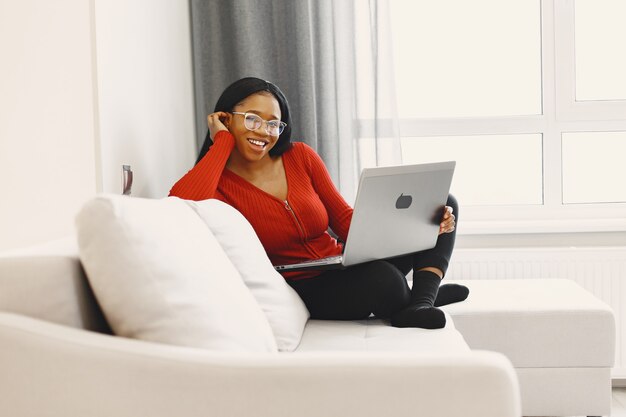 Femme avec un ordinateur portable à la maison