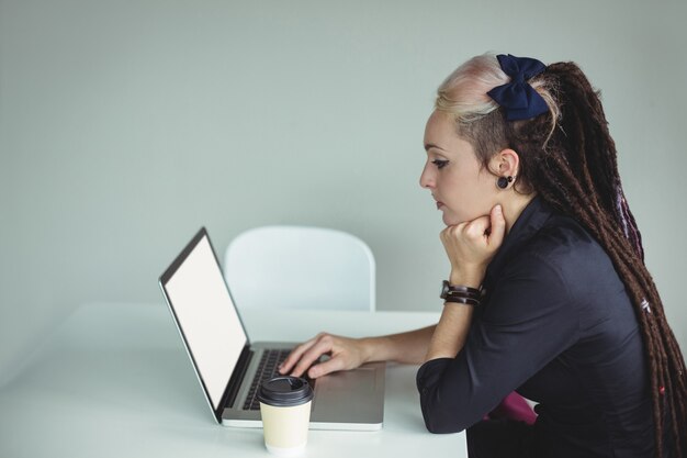 Femme, ordinateur portable