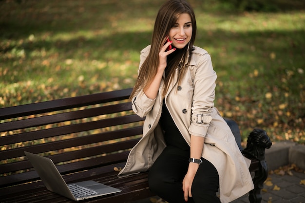 Femme avec ordinateur