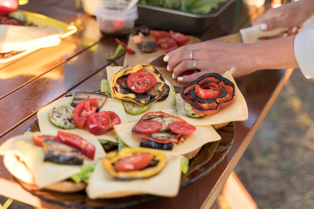 Femme organisant de délicieux plats sur la table pour que les amis se joignent