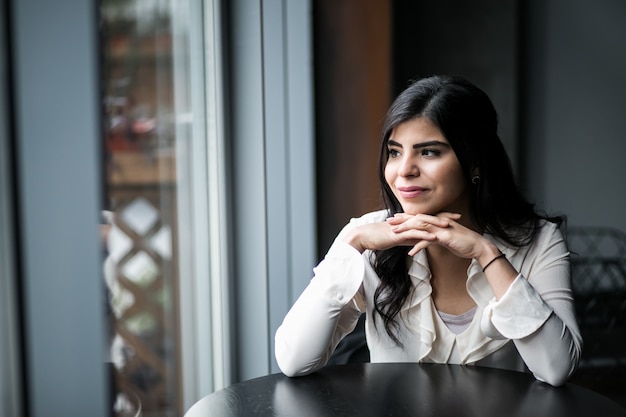 Femme orientale dans un café