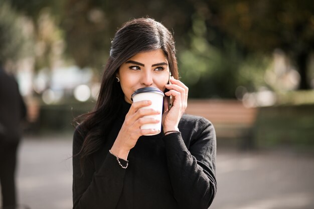 Femme orientale avec téléphone