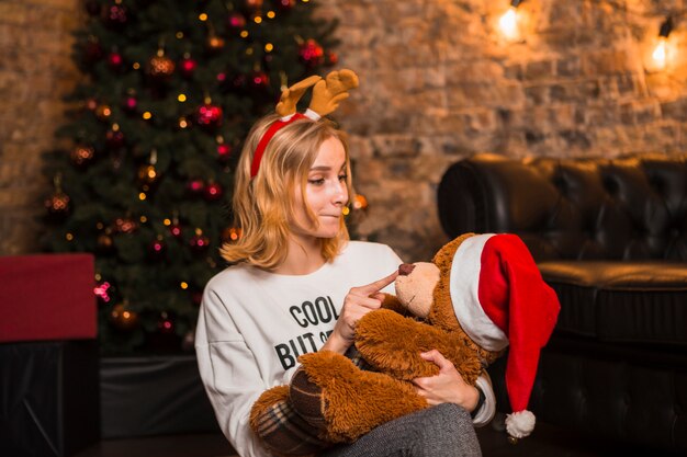 Femme avec ours en peluche dans les bras