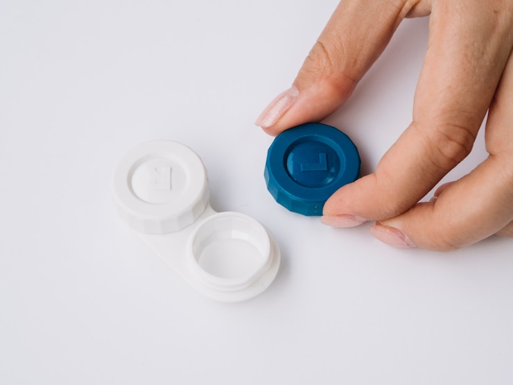 Photo gratuit femme ouvrant une boîte à lentilles