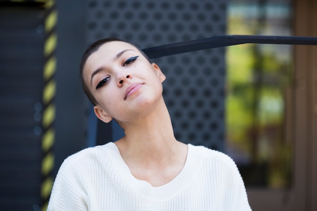 Photo gratuite femme paisible aux cheveux courts, inclinant la tête