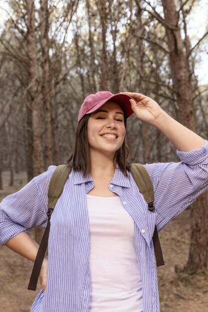 Femme paisible profitant de la nature