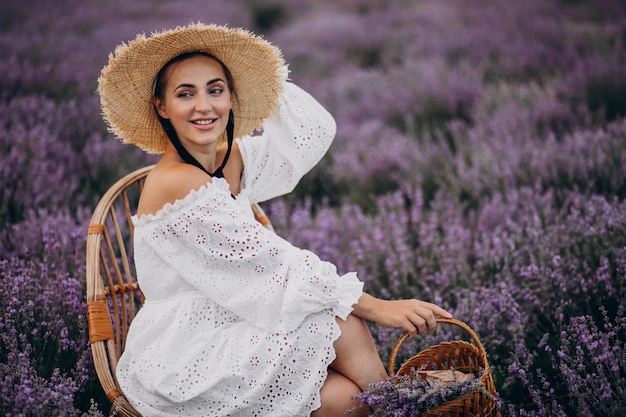 Femme avec panier de collecte de lavande