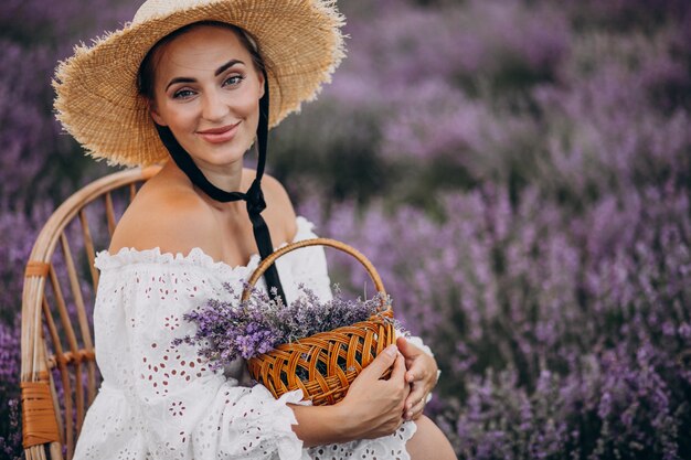 Femme avec panier de collecte de lavande