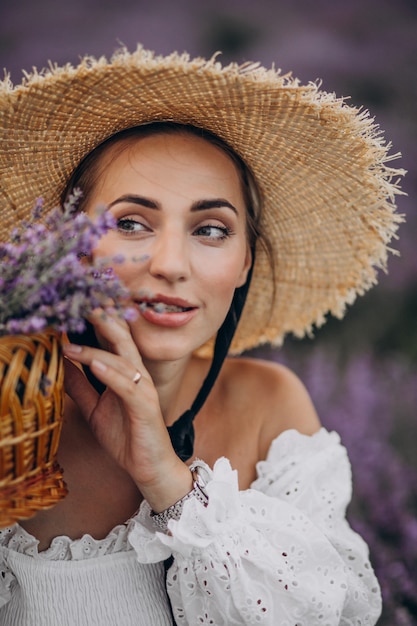 Femme avec panier de collecte de lavande