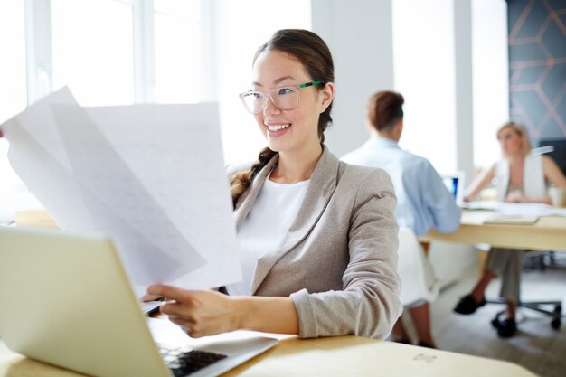 Femme avec paperasse