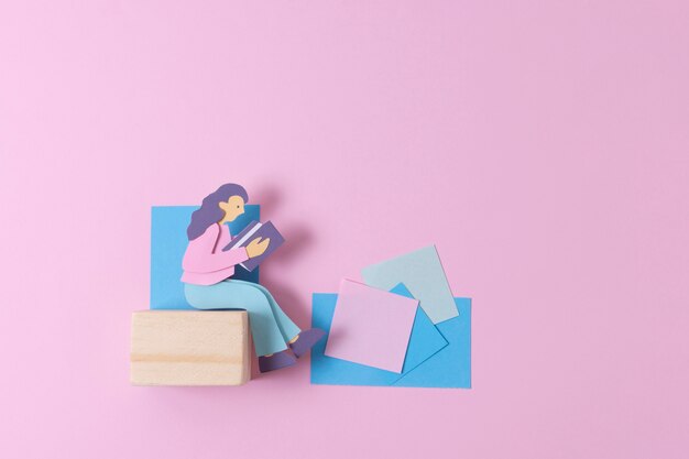 Femme en papier vue de dessus avec post-it