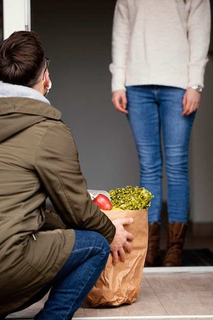 Photo gratuite femme, à, paquet alimentaire, gros plan