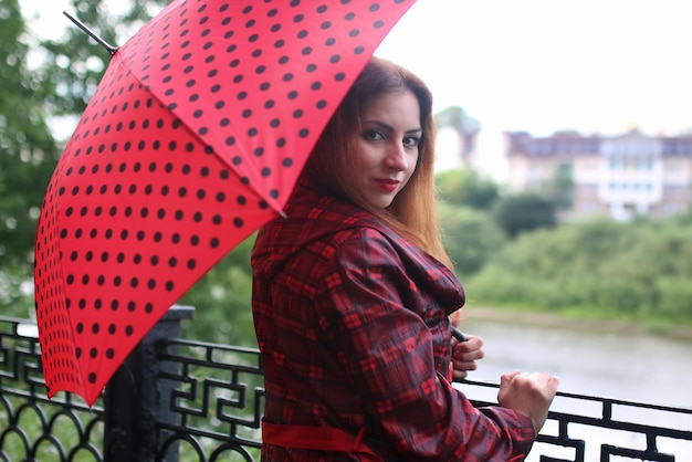 Femme Avec Parapluie Rouge Sur Arbre De La Rue Photo Premium