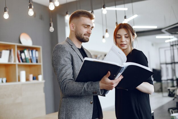 Femme parlant au directeur.Homme d'affaires avec des documents.Collègues travaillent ensemble